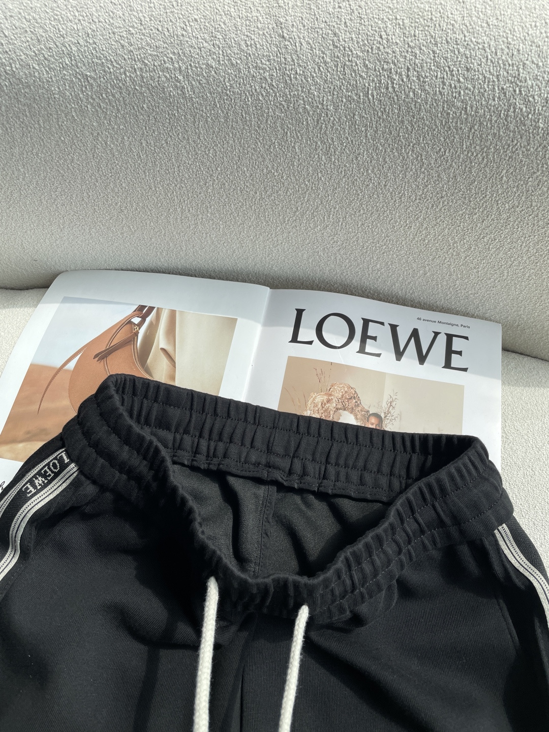 Loewe 2026春夏 最新休闲裤 潮人必备 版型超赞，能很好的修复各种腿型，非常个性！柔软排汗，舒适