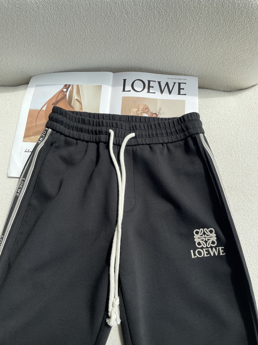 Loewe 2026春夏 最新休闲裤 潮人必备 版型超赞，能很好的修复各种腿型，非常个性！柔软排汗，舒适