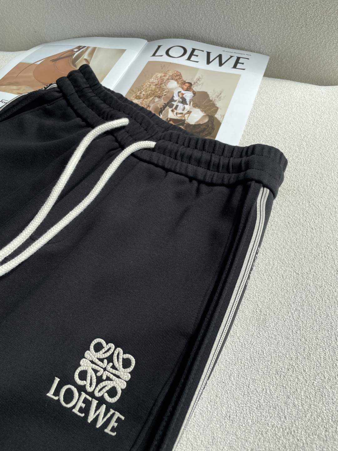 Loewe 2026春夏 最新休闲裤 潮人必备 版型超赞，能很好的修复各种腿型，非常个性！柔软排汗，舒适
