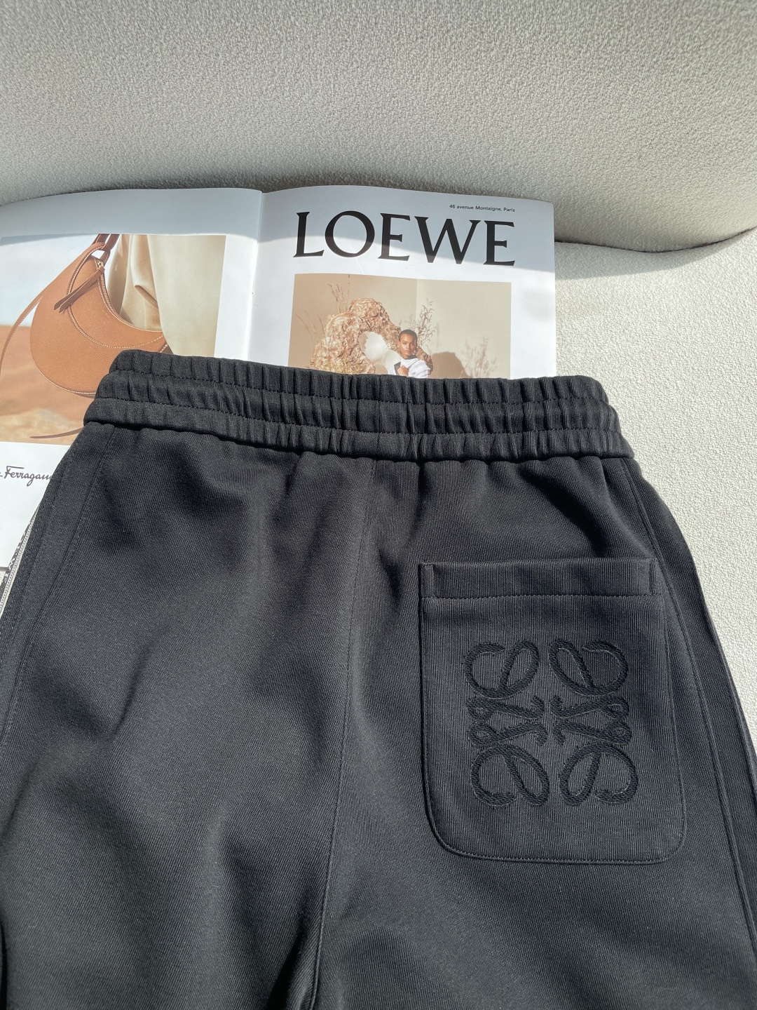 Loewe 2026春夏 最新休闲裤 潮人必备 版型超赞，能很好的修复各种腿型，非常个性！柔软排汗，舒适
