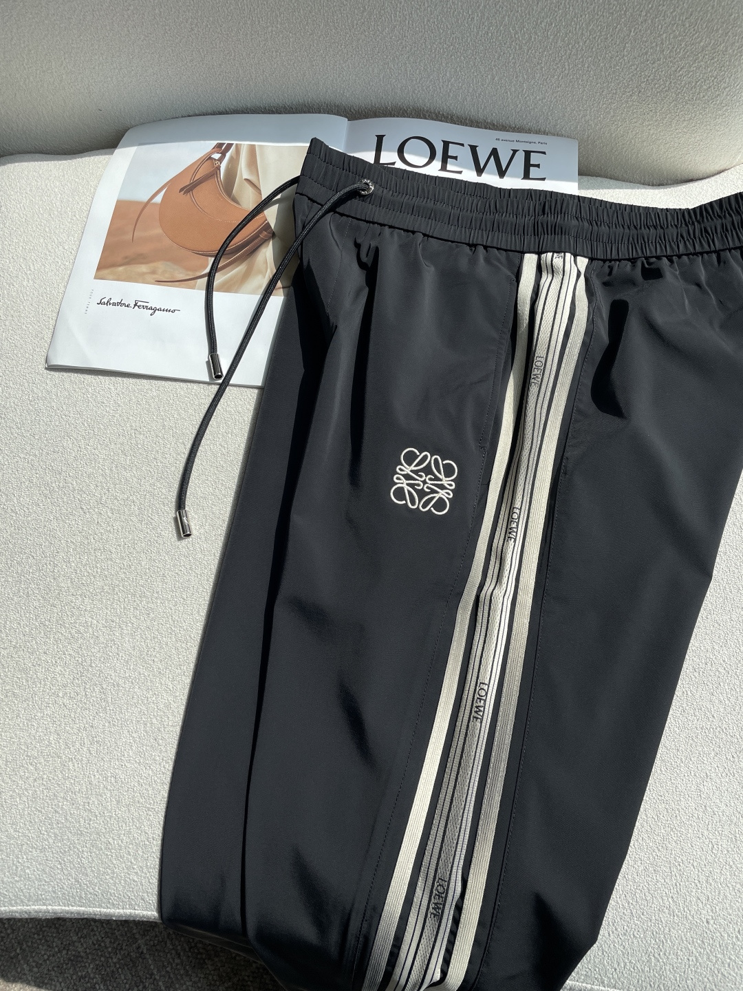 Loewe 2026春夏 最新休闲裤 潮人必备 版型超赞，能很好的修复各种腿型，非常个性！柔软排汗，舒适