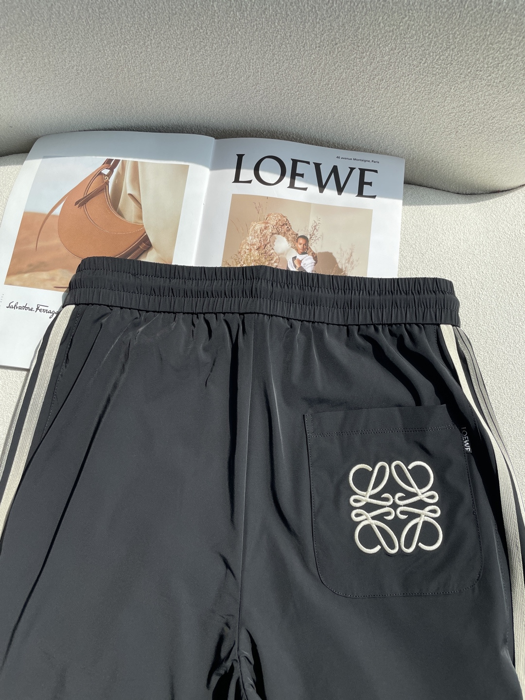 Loewe 2026春夏 最新休闲裤 潮人必备 版型超赞，能很好的修复各种腿型，非常个性！柔软排汗，舒适