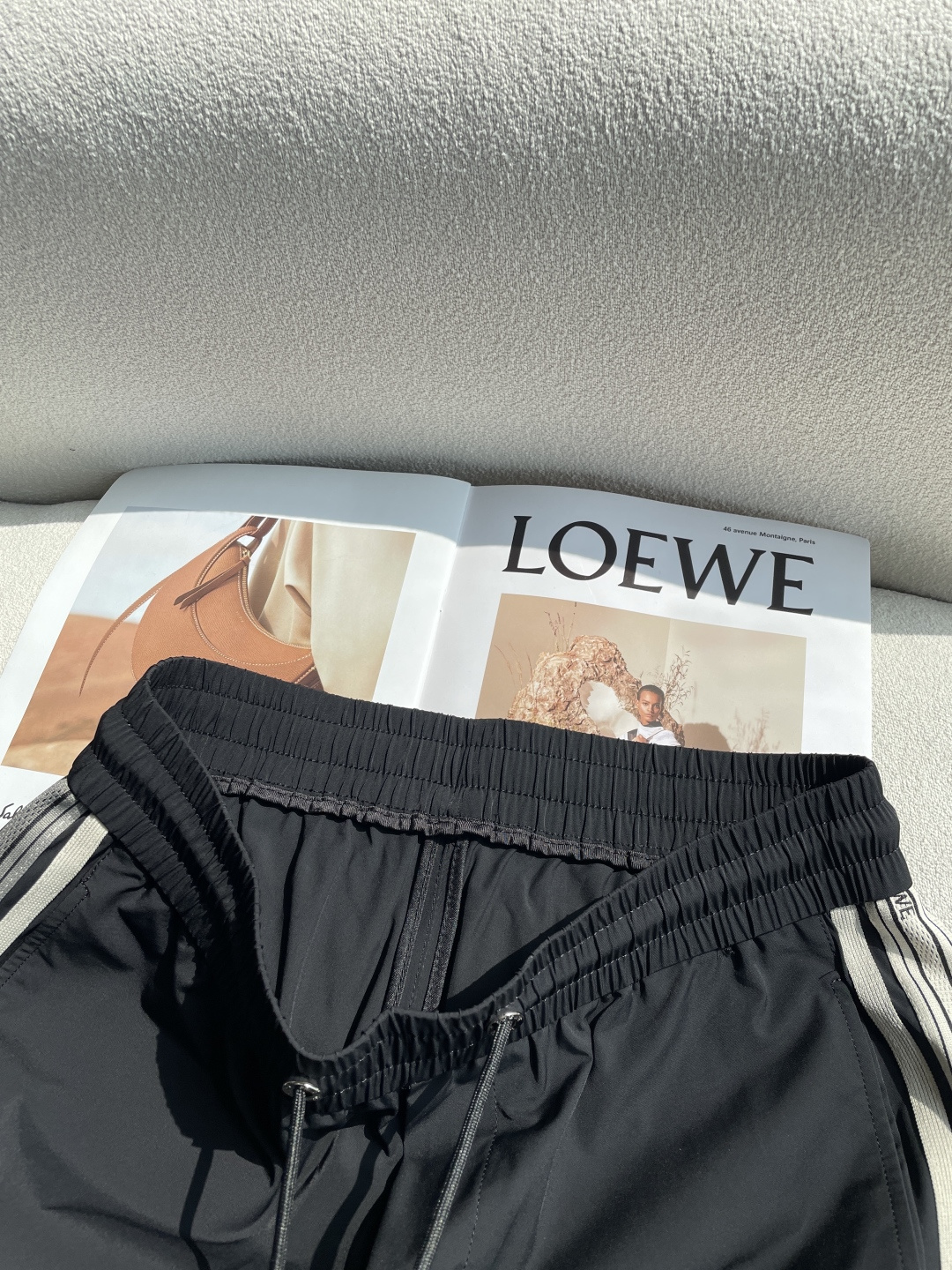 Loewe 2026春夏 最新休闲裤 潮人必备 版型超赞，能很好的修复各种腿型，非常个性！柔软排汗，舒适