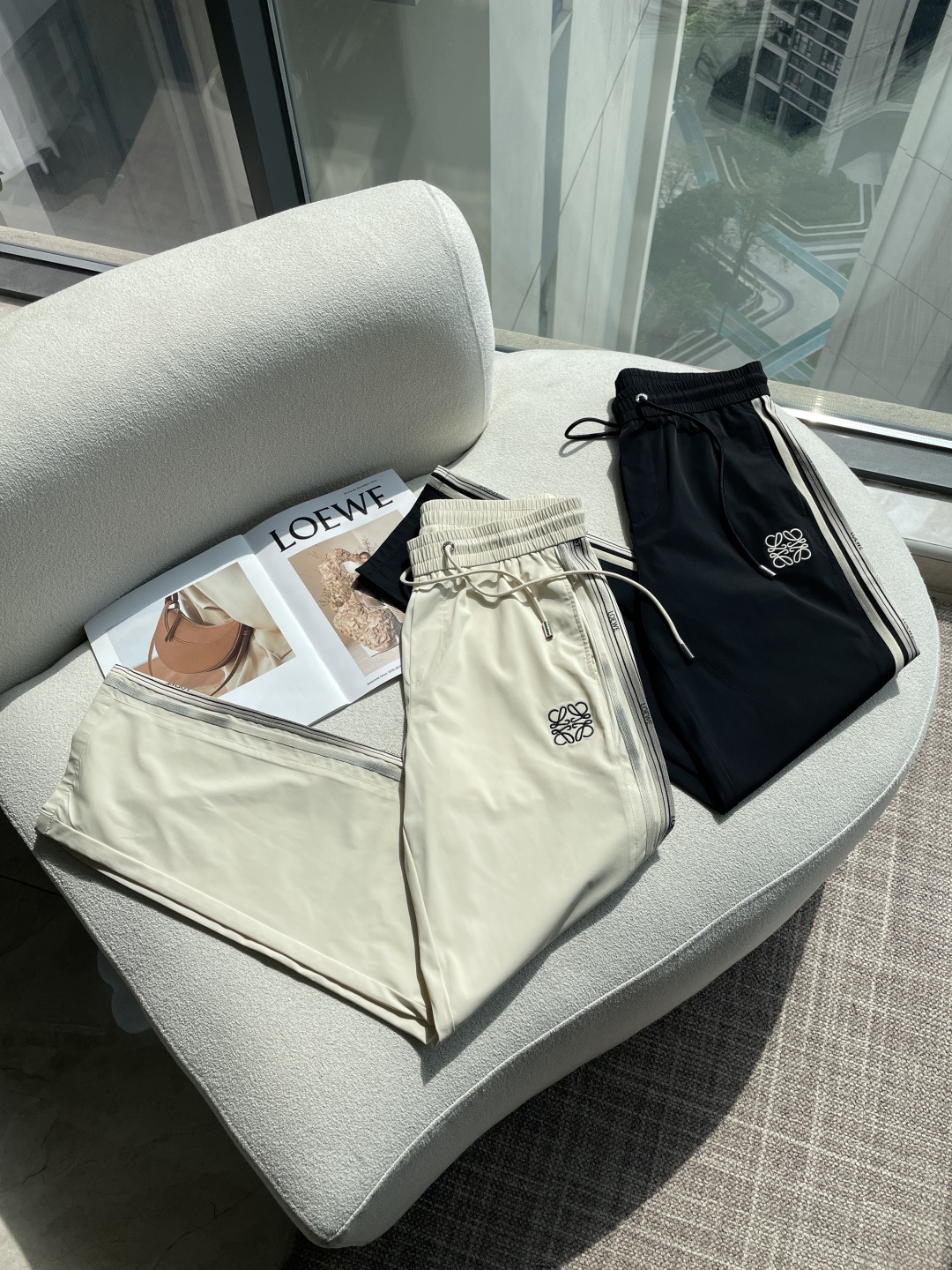 Loewe 2026春夏 最新休闲裤 潮人必备 版型超赞，能很好的修复各种腿型，非常个性！柔软排汗，舒适