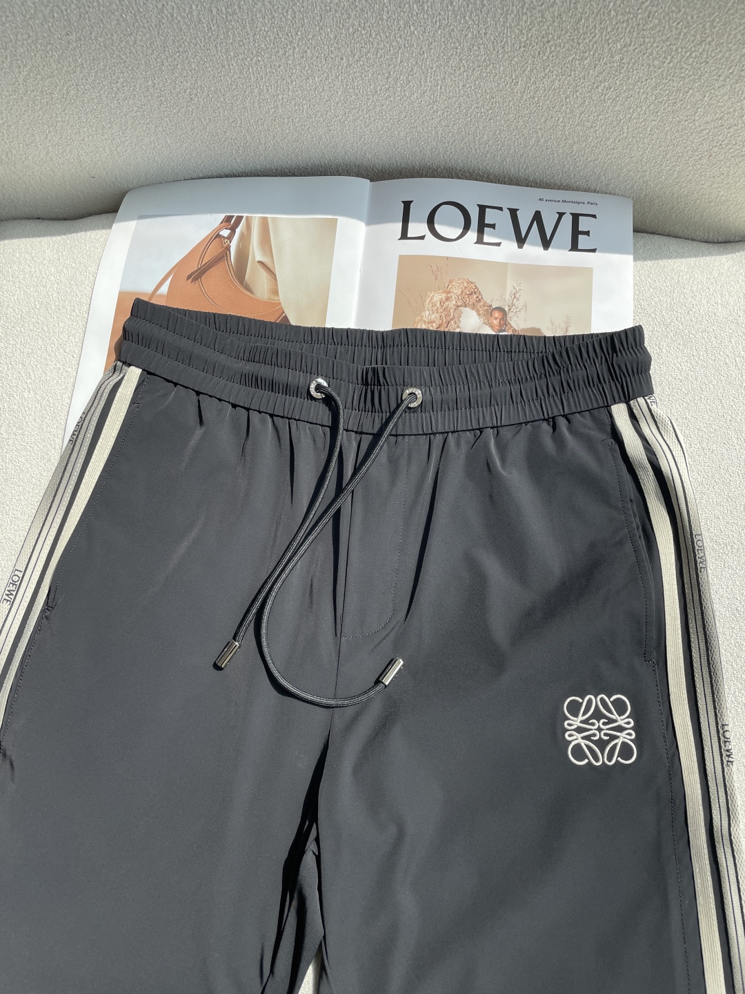 Loewe 2026春夏 最新休闲裤 潮人必备 版型超赞，能很好的修复各种腿型，非常个性！柔软排汗，舒适
