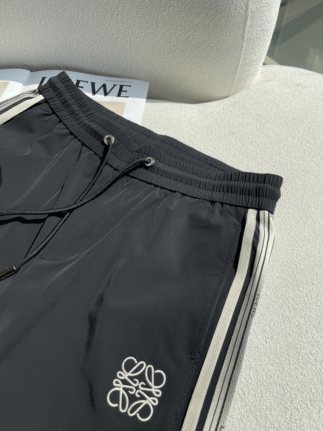 Loewe 2026春夏 最新休闲裤 潮人必备 版型超赞，能很好的修复各种腿型，非常个性！柔软排汗，舒适
