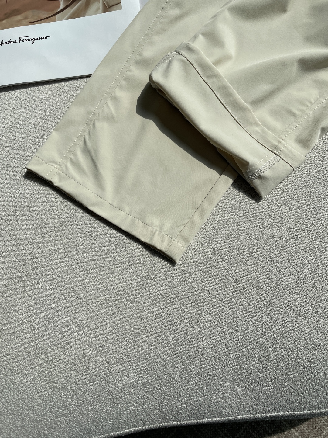 Lv 2026春夏 最新休闲裤 潮人必备 版型超赞，能很好的修复各种腿型，非常个性！柔软排汗，舒适度极高