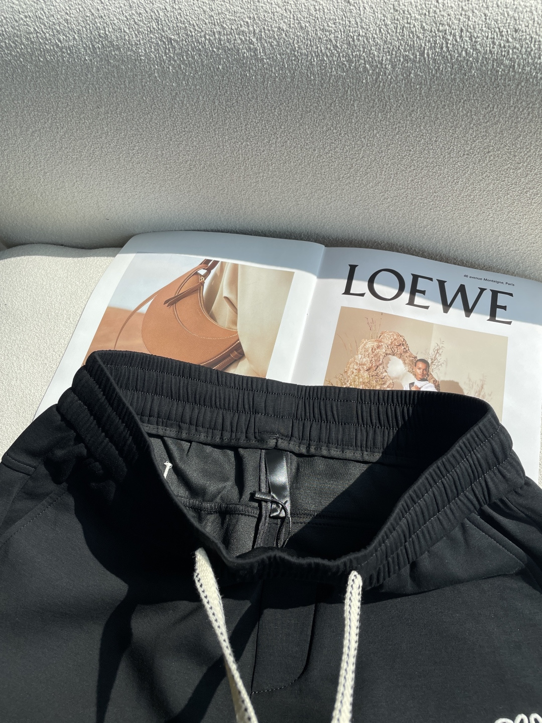 Loewe 2026春夏 最新休闲裤 潮人必备 版型超赞，能很好的修复各种腿型，非常个性！柔软排汗，舒适