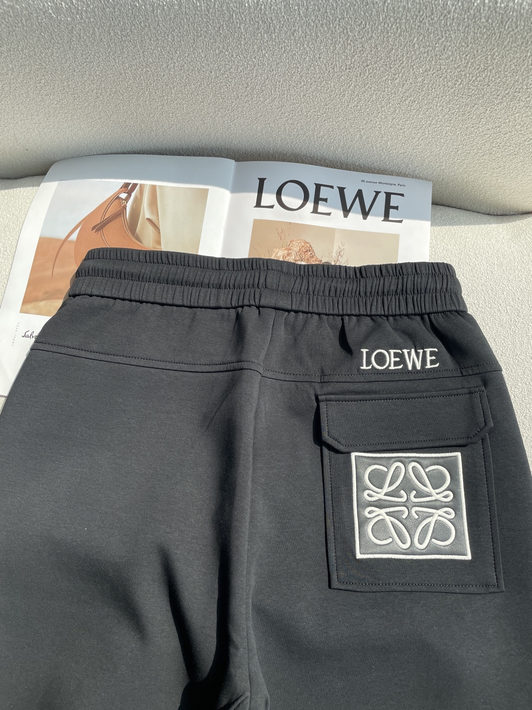 Loewe 2026春夏 最新休闲裤 潮人必备 版型超赞，能很好的修复各种腿型，非常个性！柔软排汗，舒适