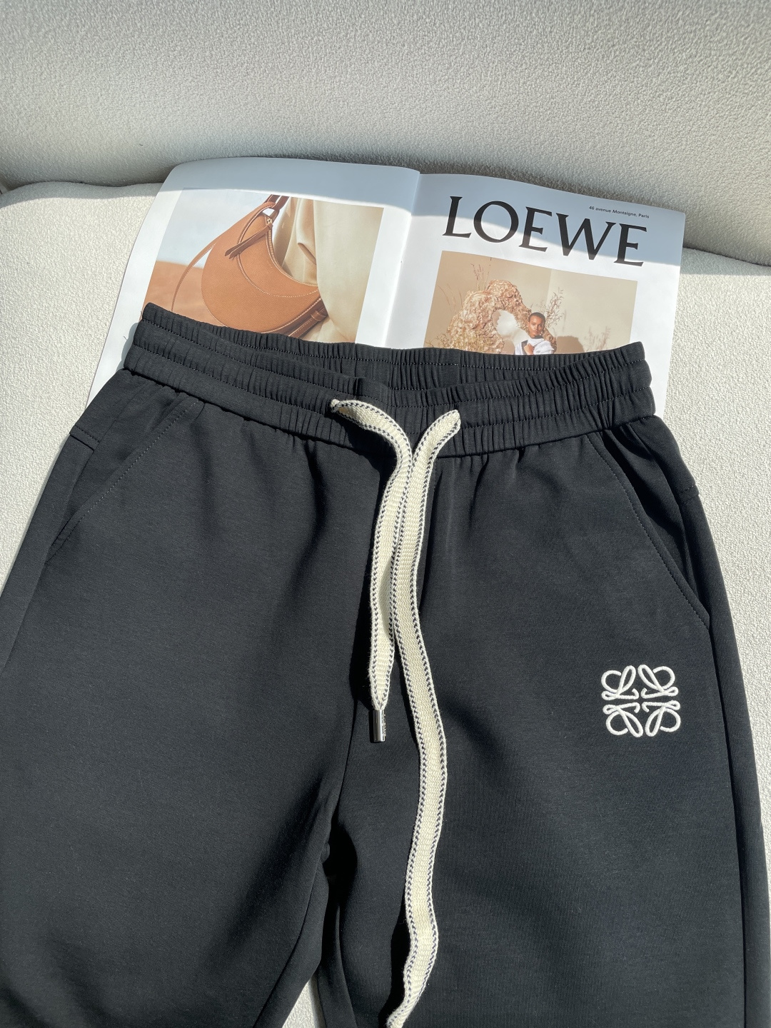 Loewe 2026春夏 最新休闲裤 潮人必备 版型超赞，能很好的修复各种腿型，非常个性！柔软排汗，舒适