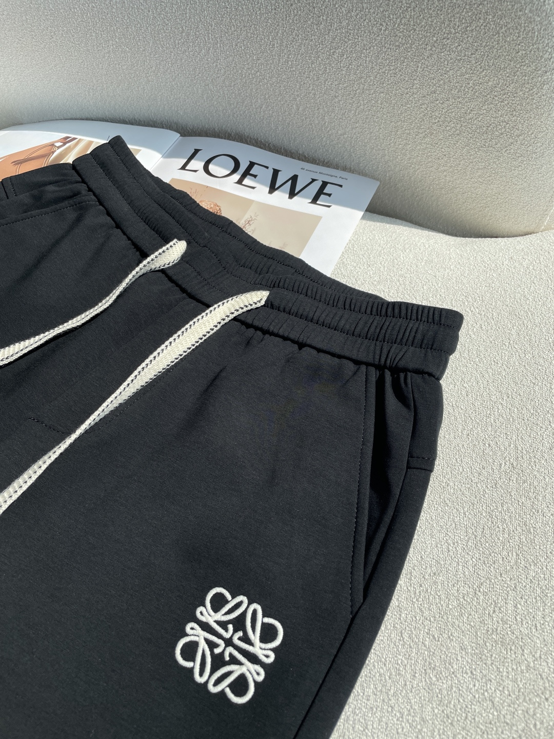 Loewe 2026春夏 最新休闲裤 潮人必备 版型超赞，能很好的修复各种腿型，非常个性！柔软排汗，舒适
