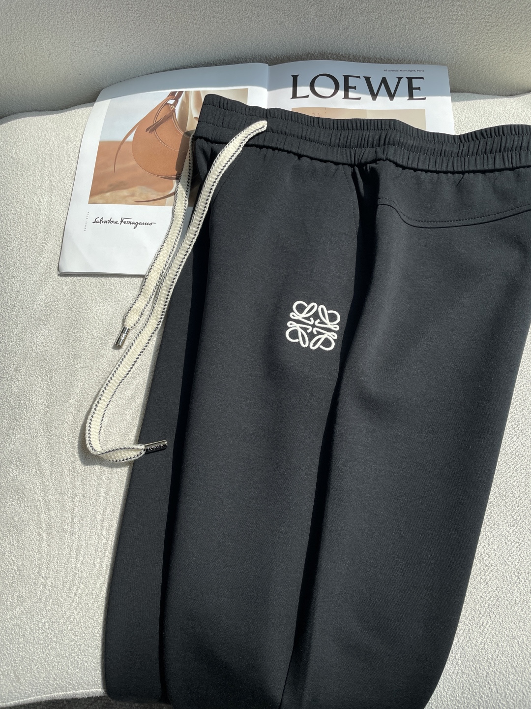 Loewe 2026春夏 最新休闲裤 潮人必备 版型超赞，能很好的修复各种腿型，非常个性！柔软排汗，舒适
