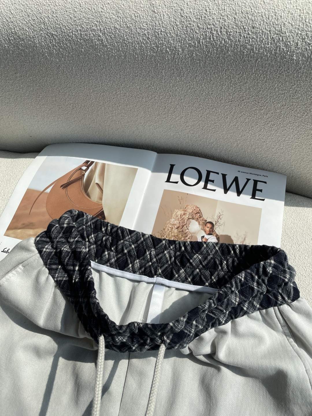 Loewe 2026春夏 最新休闲裤 潮人必备 版型超赞，能很好的修复各种腿型，非常个性！柔软排汗，舒适