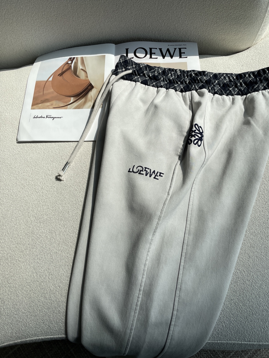 Loewe 2026春夏 最新休闲裤 潮人必备 版型超赞，能很好的修复各种腿型，非常个性！柔软排汗，舒适