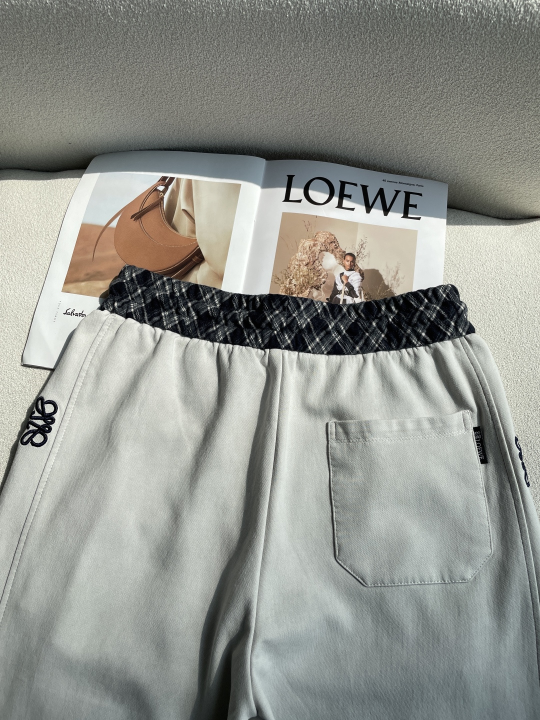 Loewe 2026春夏 最新休闲裤 潮人必备 版型超赞，能很好的修复各种腿型，非常个性！柔软排汗，舒适