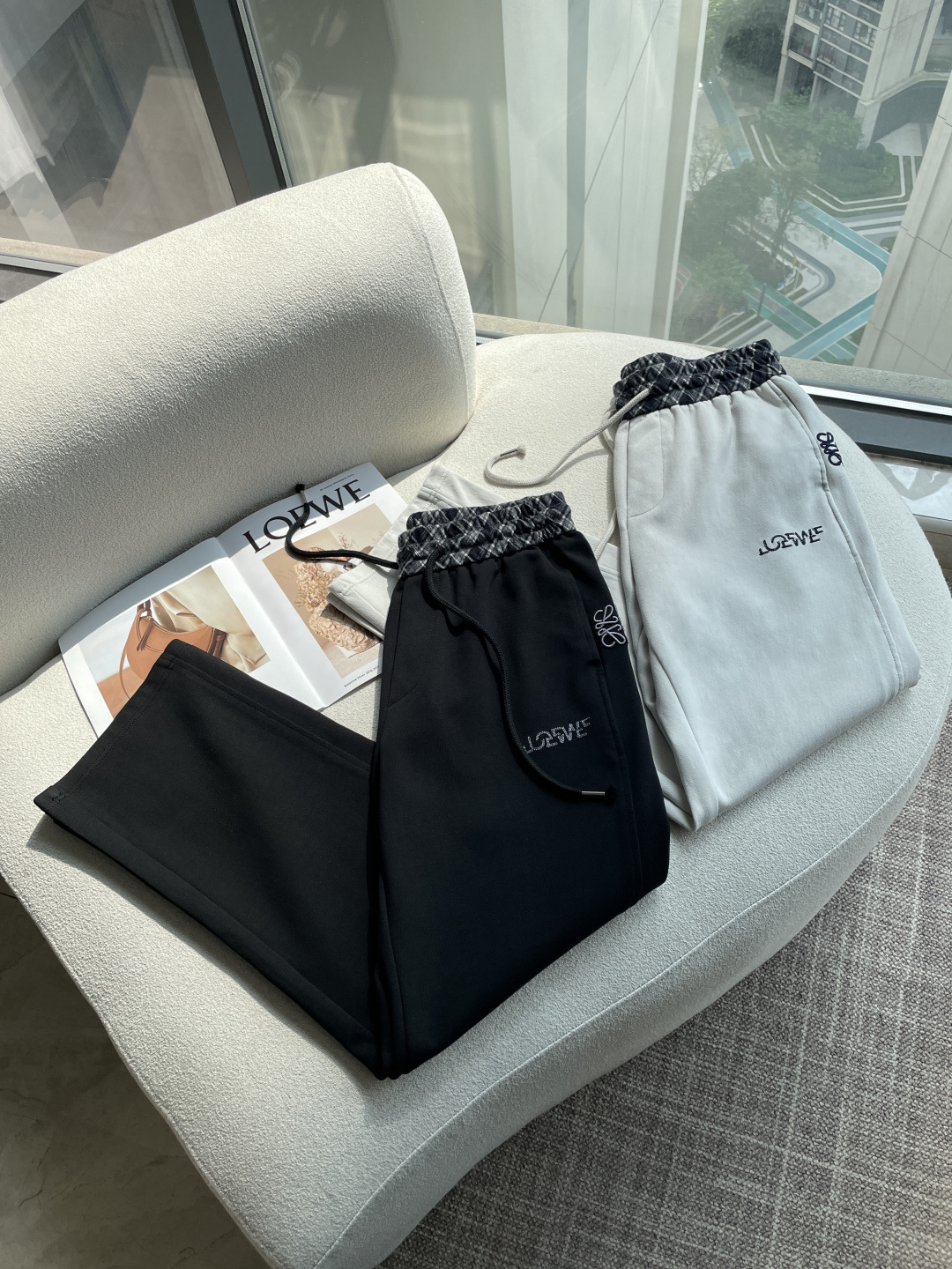 Loewe 2026春夏 最新休闲裤 潮人必备 版型超赞，能很好的修复各种腿型，非常个性！柔软排汗，舒适