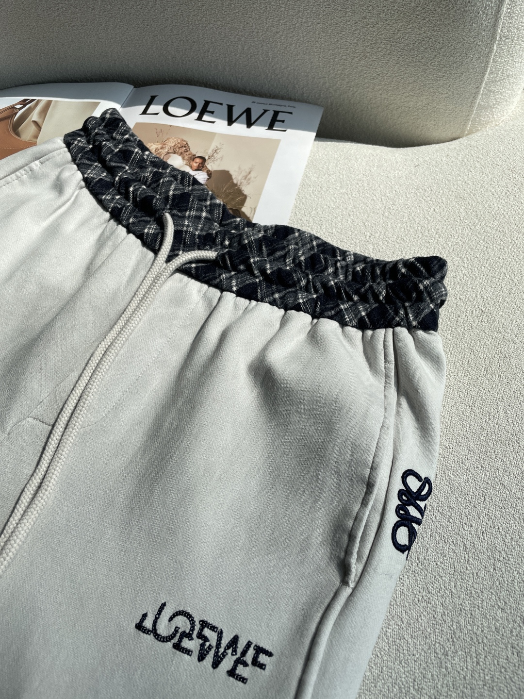 Loewe 2026春夏 最新休闲裤 潮人必备 版型超赞，能很好的修复各种腿型，非常个性！柔软排汗，舒适