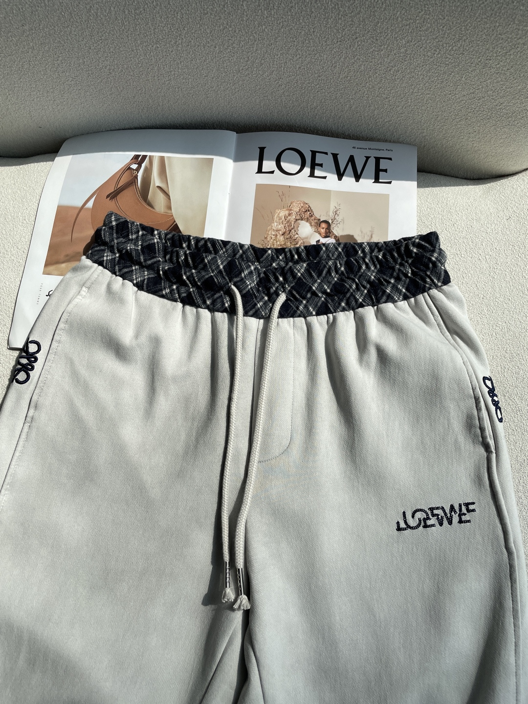 Loewe 2026春夏 最新休闲裤 潮人必备 版型超赞，能很好的修复各种腿型，非常个性！柔软排汗，舒适