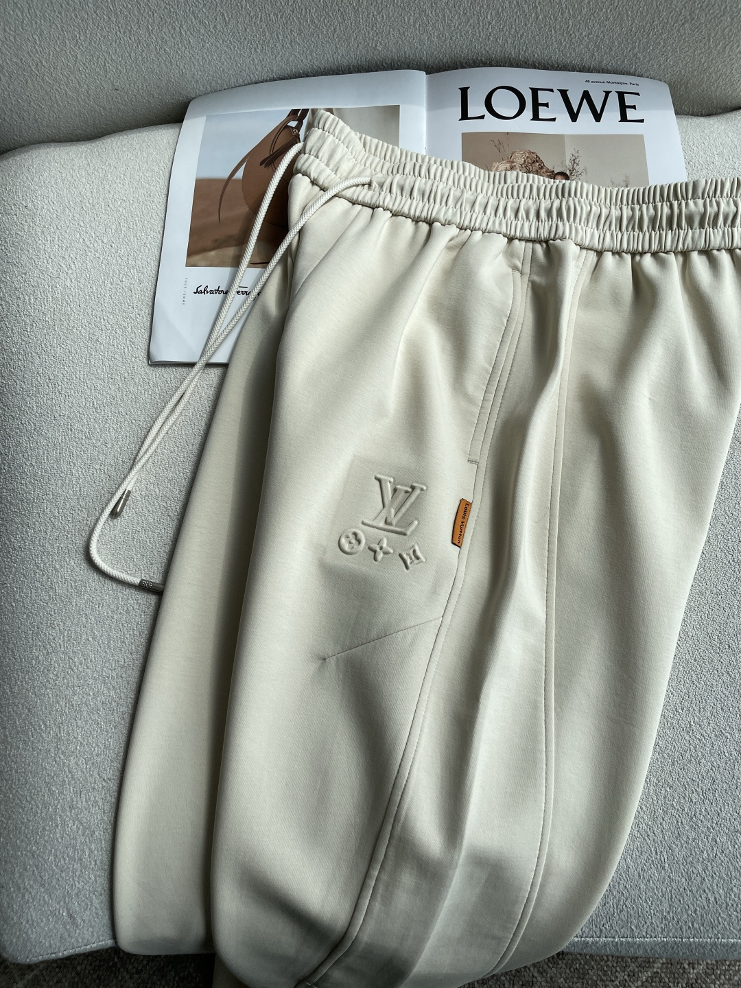 Lv 2026春夏 最新休闲裤 潮人必备 版型超赞，能很好的修复各种腿型，非常个性！柔软排汗，舒适度极高