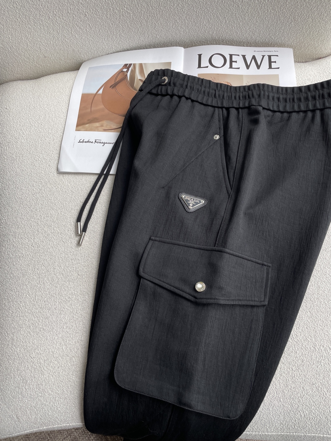 Prad 2026春夏 最新休闲裤 潮人必备 版型超赞，能很好的修复各种腿型，非常个性！柔软排汗，舒适度