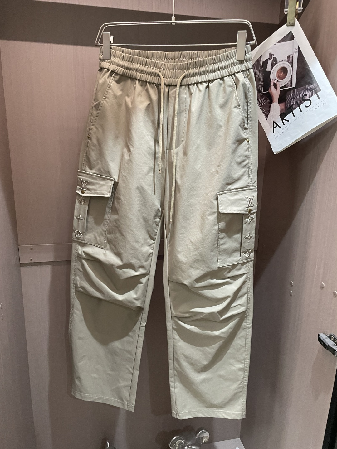Lv 2026春夏 最新休闲裤 潮人必备 版型超赞，能很好的修复各种腿型，非常个性！柔软排汗，舒适度极高