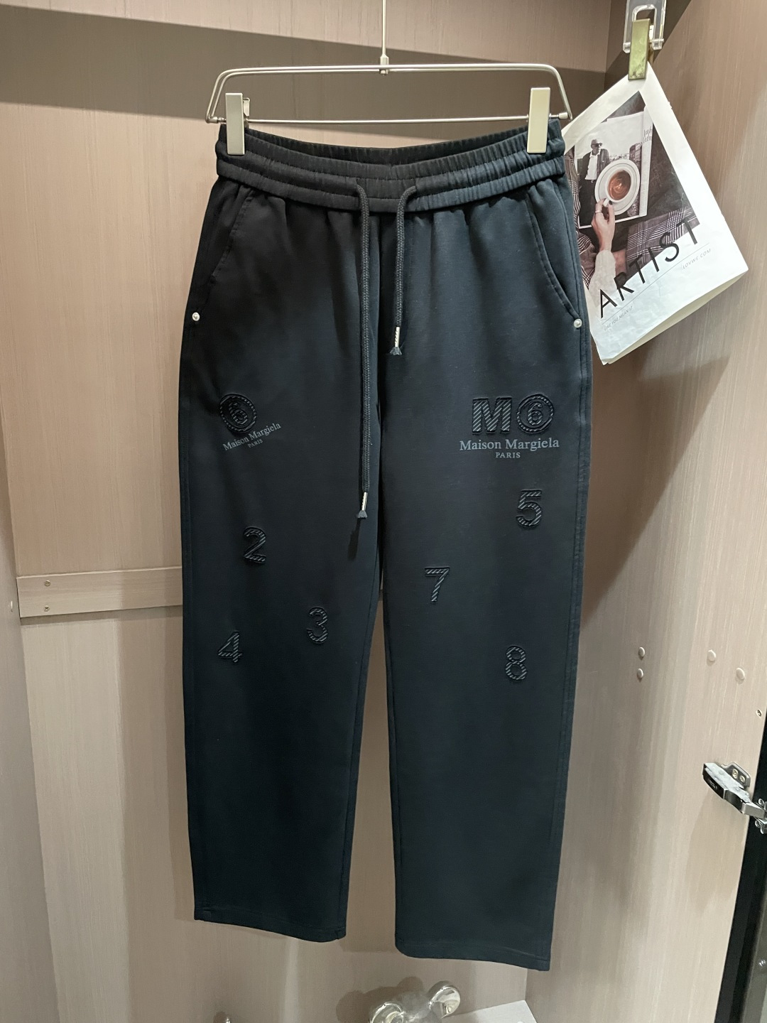 马吉拉 2026春夏 最新休闲裤 潮人必备 版型超赞，能很好的修复各种腿型，非常个性！柔软排汗，舒适度极