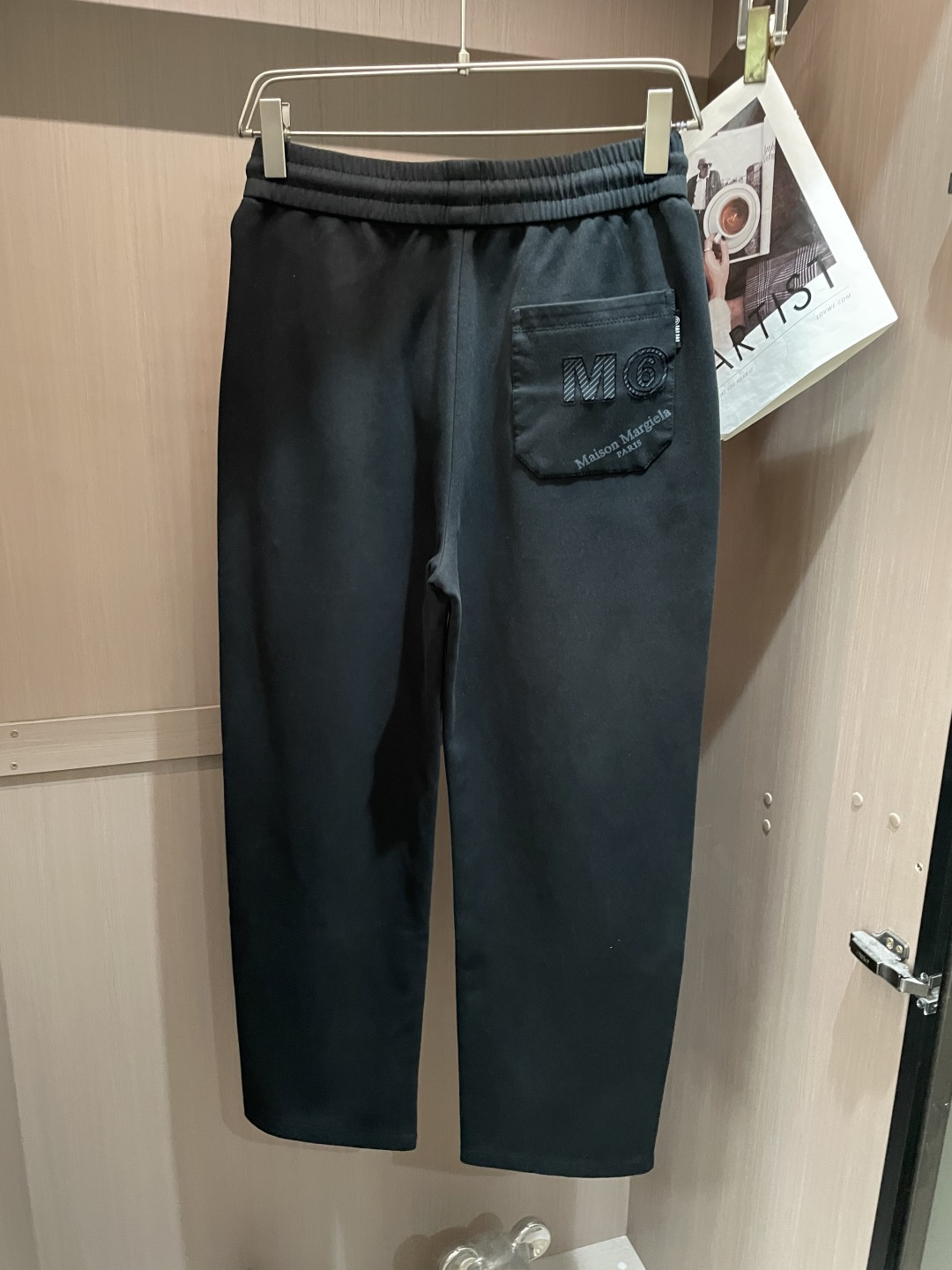 马吉拉 2026春夏 最新休闲裤 潮人必备 版型超赞，能很好的修复各种腿型，非常个性！柔软排汗，舒适度极
