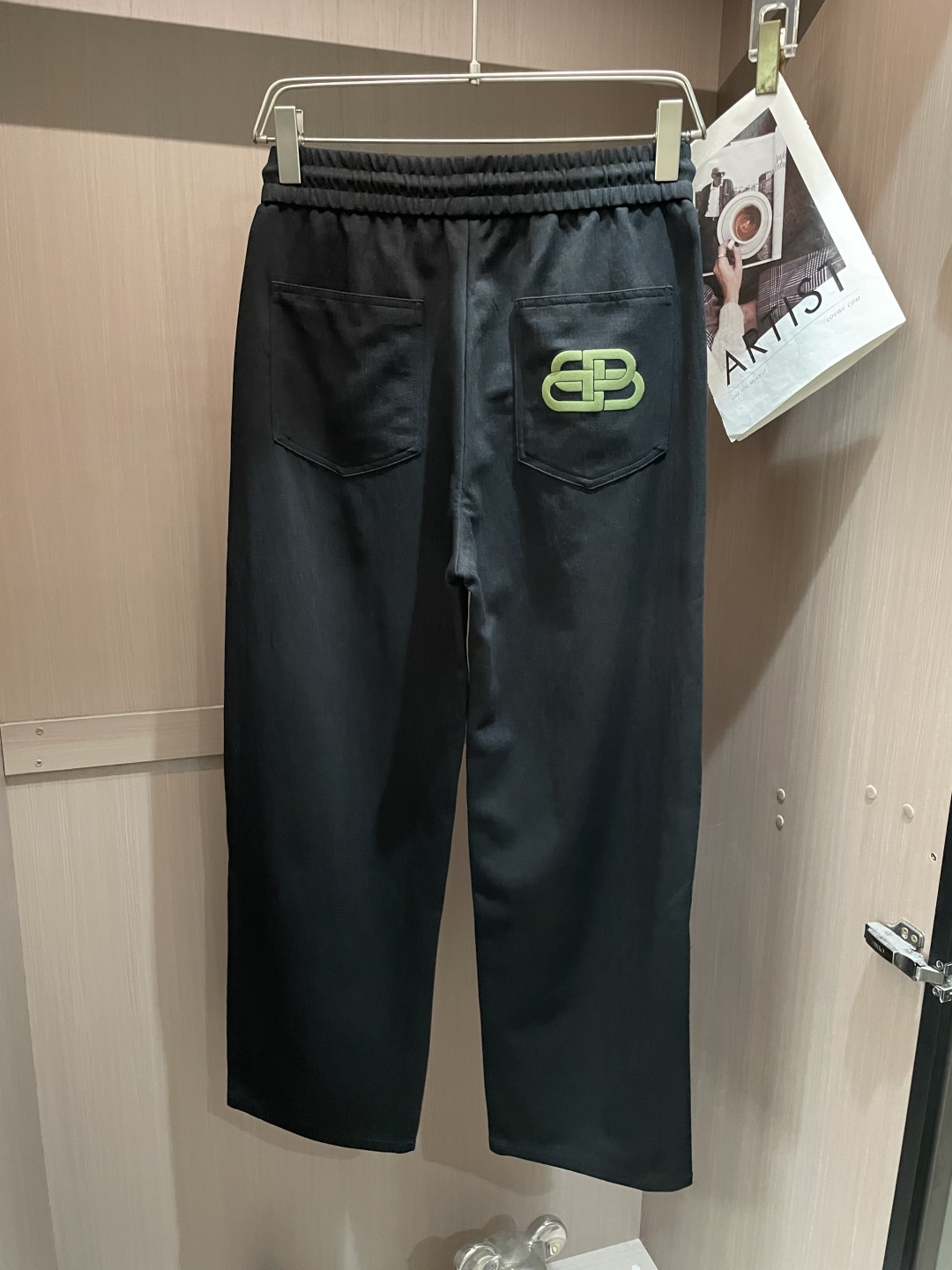 巴黎 2026春夏 最新休闲裤 潮人必备 版型超赞，能很好的修复各种腿型，非常个性！柔软排汗，舒适度极高