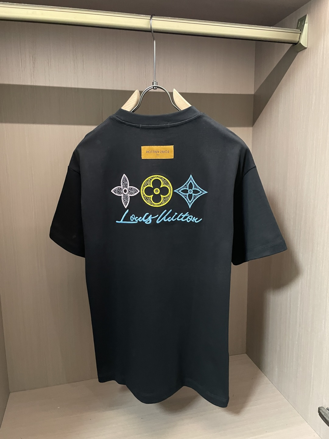 Lv 2026春夏款/官网同步面料采用重磅纯棉精梳棉面料，OS宽松版型，上身版型超正！日常百搭，衣橱必备