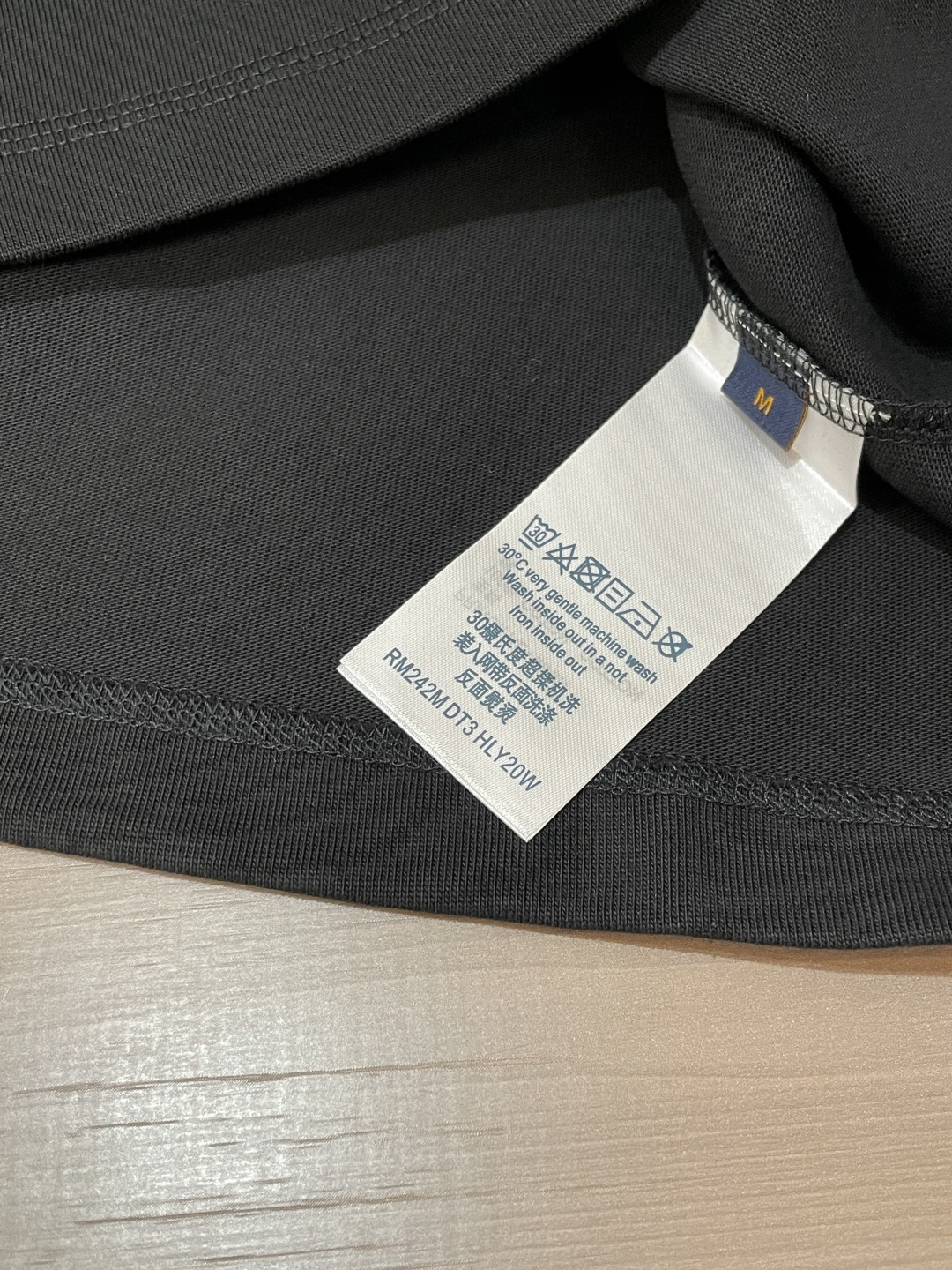 Lv 2026春夏款/官网同步面料采用重磅纯棉精梳棉面料，OS宽松版型，上身版型超正！日常百搭，衣橱必备