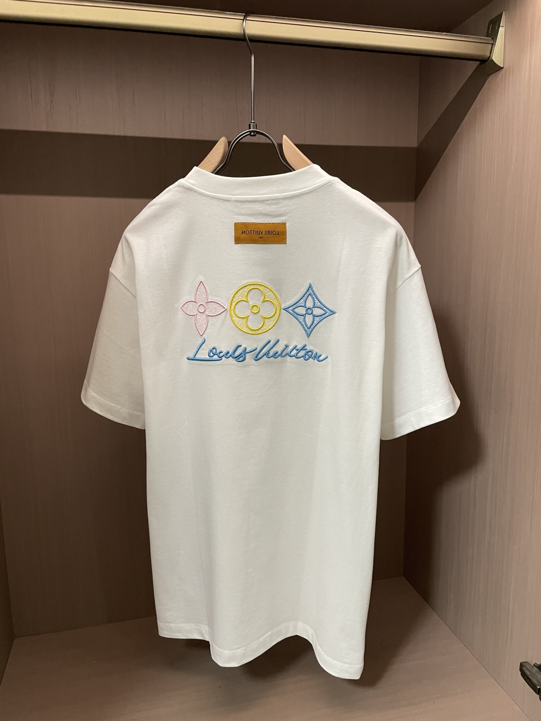 Lv 2026春夏款/官网同步面料采用重磅纯棉精梳棉面料，OS宽松版型，上身版型超正！日常百搭，衣橱必备
