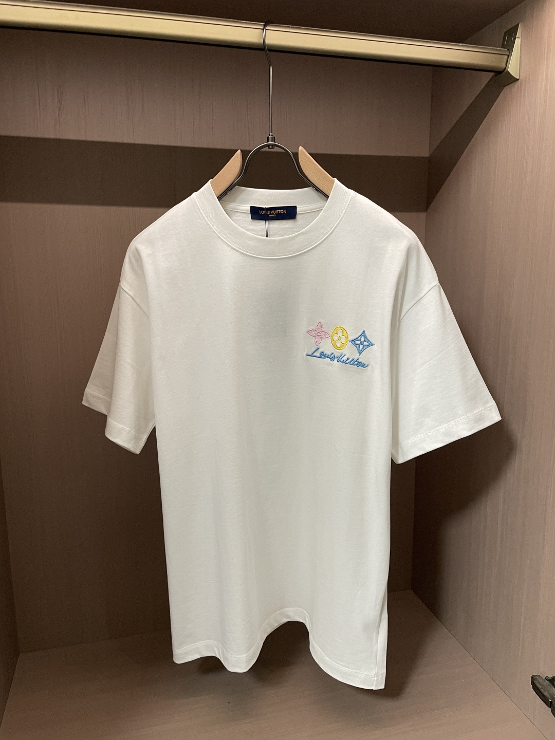 Lv 2026春夏款/官网同步面料采用重磅纯棉精梳棉面料，OS宽松版型，上身版型超正！日常百搭，衣橱必备