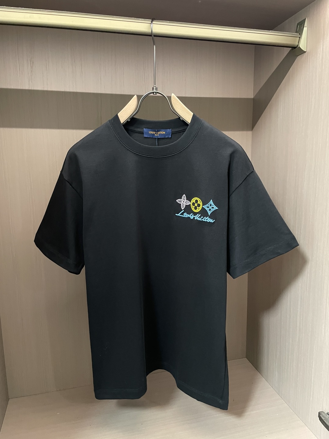 Lv 2026春夏款/官网同步面料采用重磅纯棉精梳棉面料，OS宽松版型，上身版型超正！日常百搭，衣橱必备