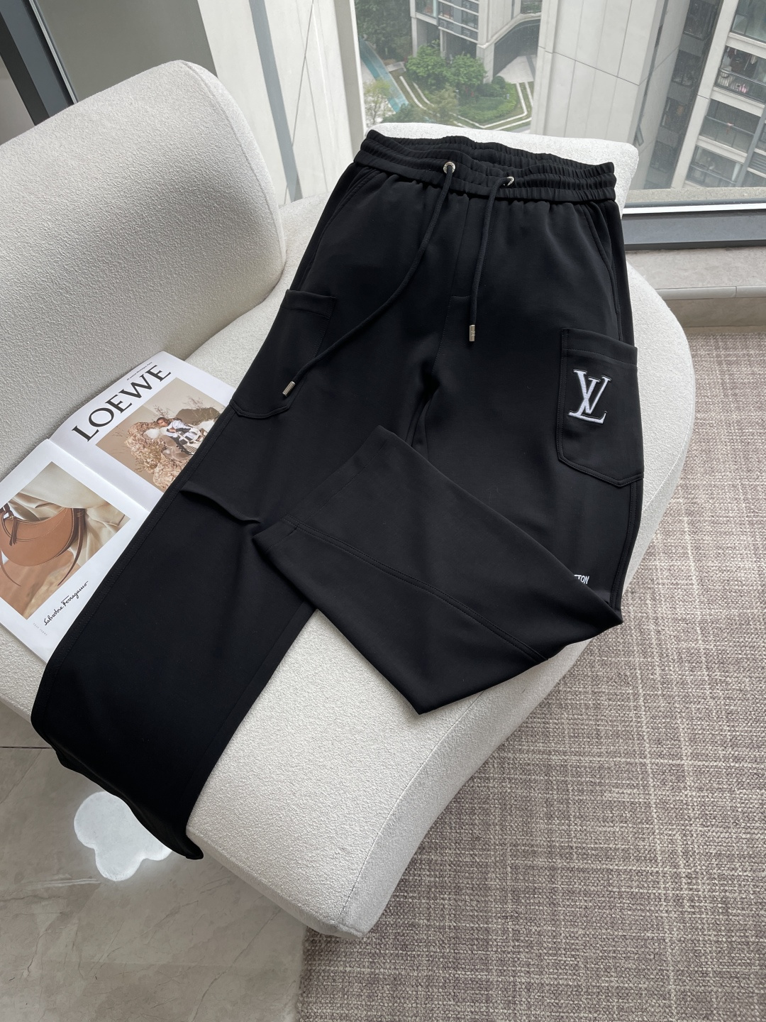 Lv 2026春夏 最新休闲裤 潮人必备 版型超赞，能很好的修复各种腿型，非常个性！柔软排汗，舒适度极高