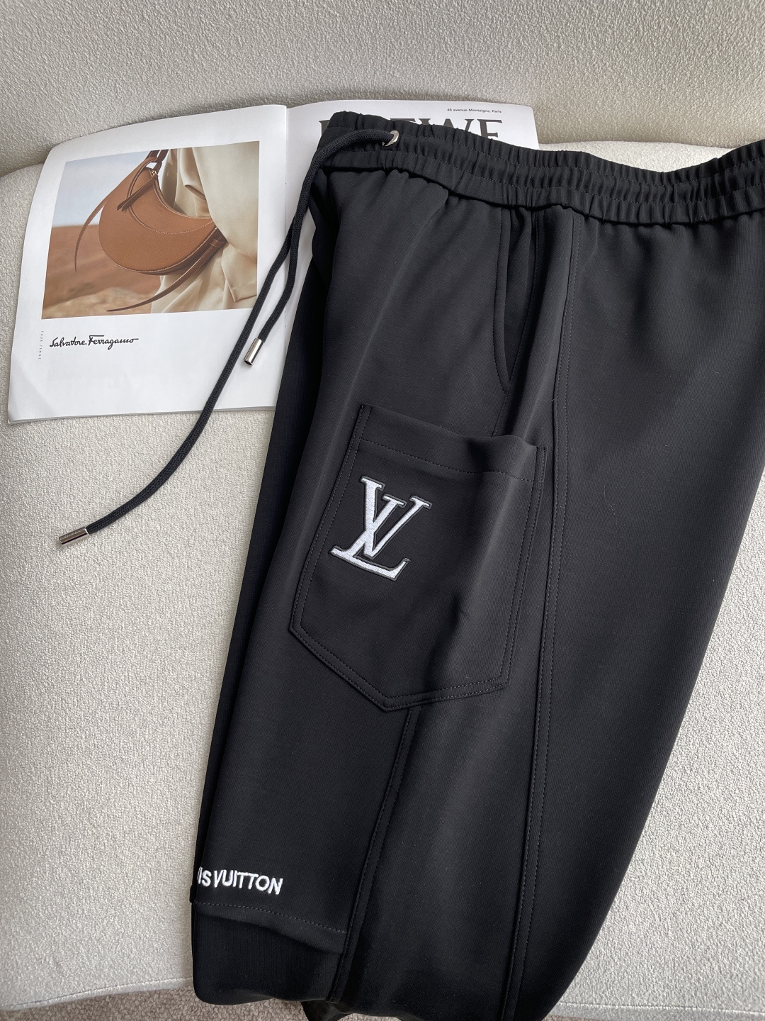 Lv 2026春夏 最新休闲裤 潮人必备 版型超赞，能很好的修复各种腿型，非常个性！柔软排汗，舒适度极高