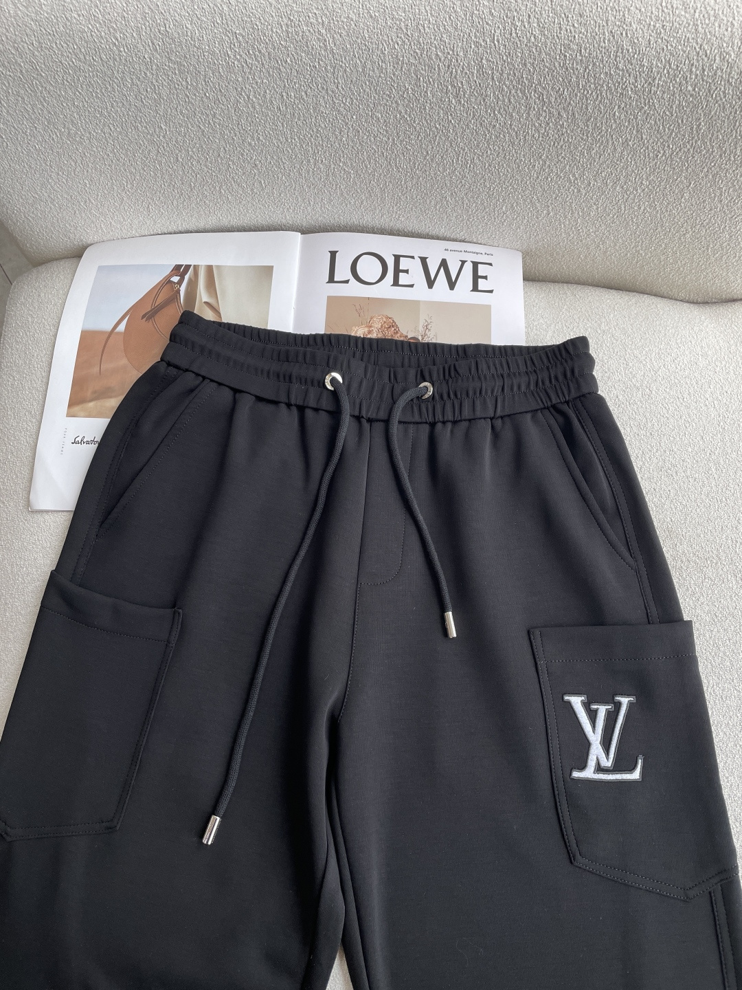 Lv 2026春夏 最新休闲裤 潮人必备 版型超赞，能很好的修复各种腿型，非常个性！柔软排汗，舒适度极高