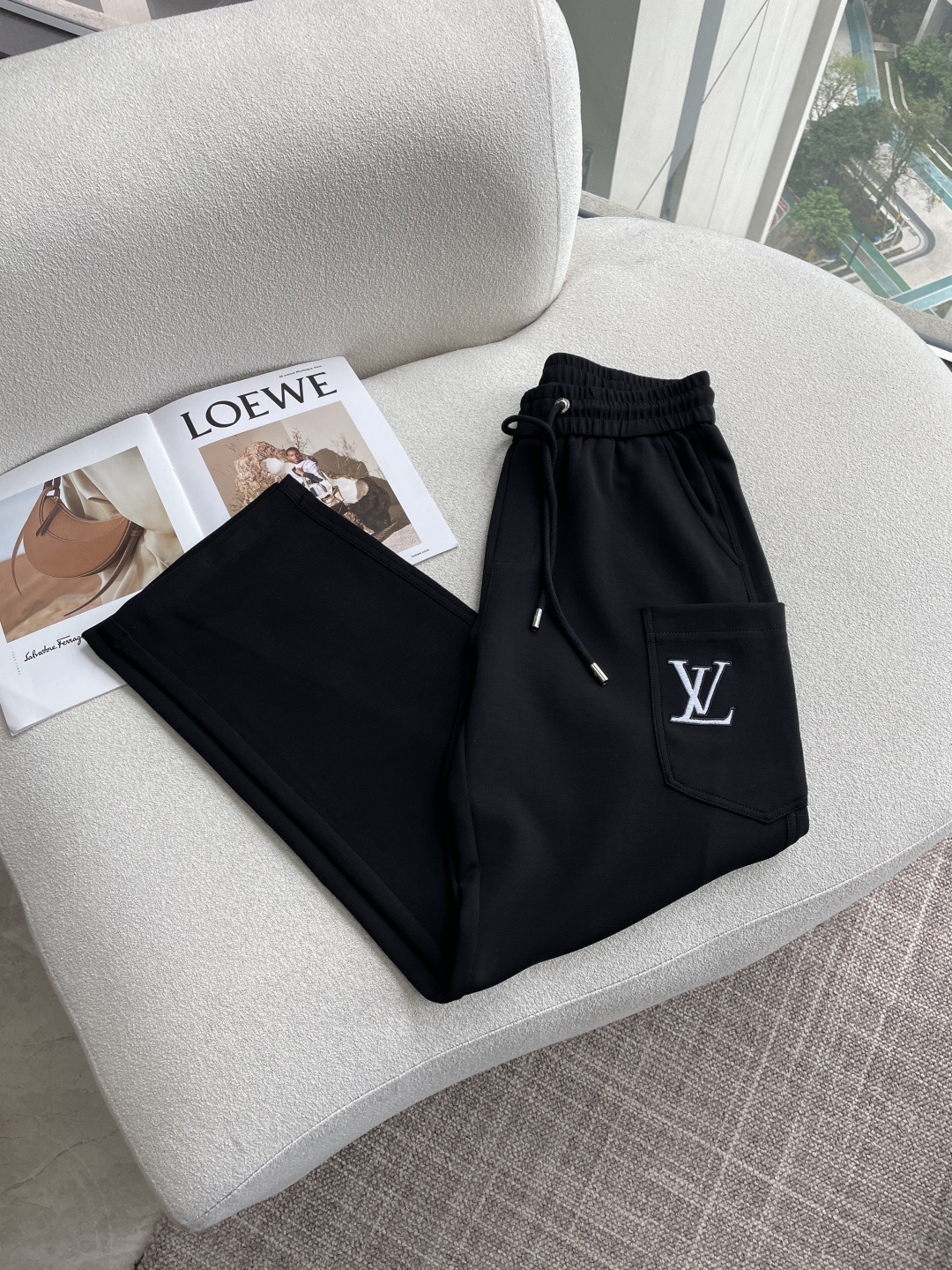 Lv 2026春夏 最新休闲裤 潮人必备 版型超赞，能很好的修复各种腿型，非常个性！柔软排汗，舒适度极高
