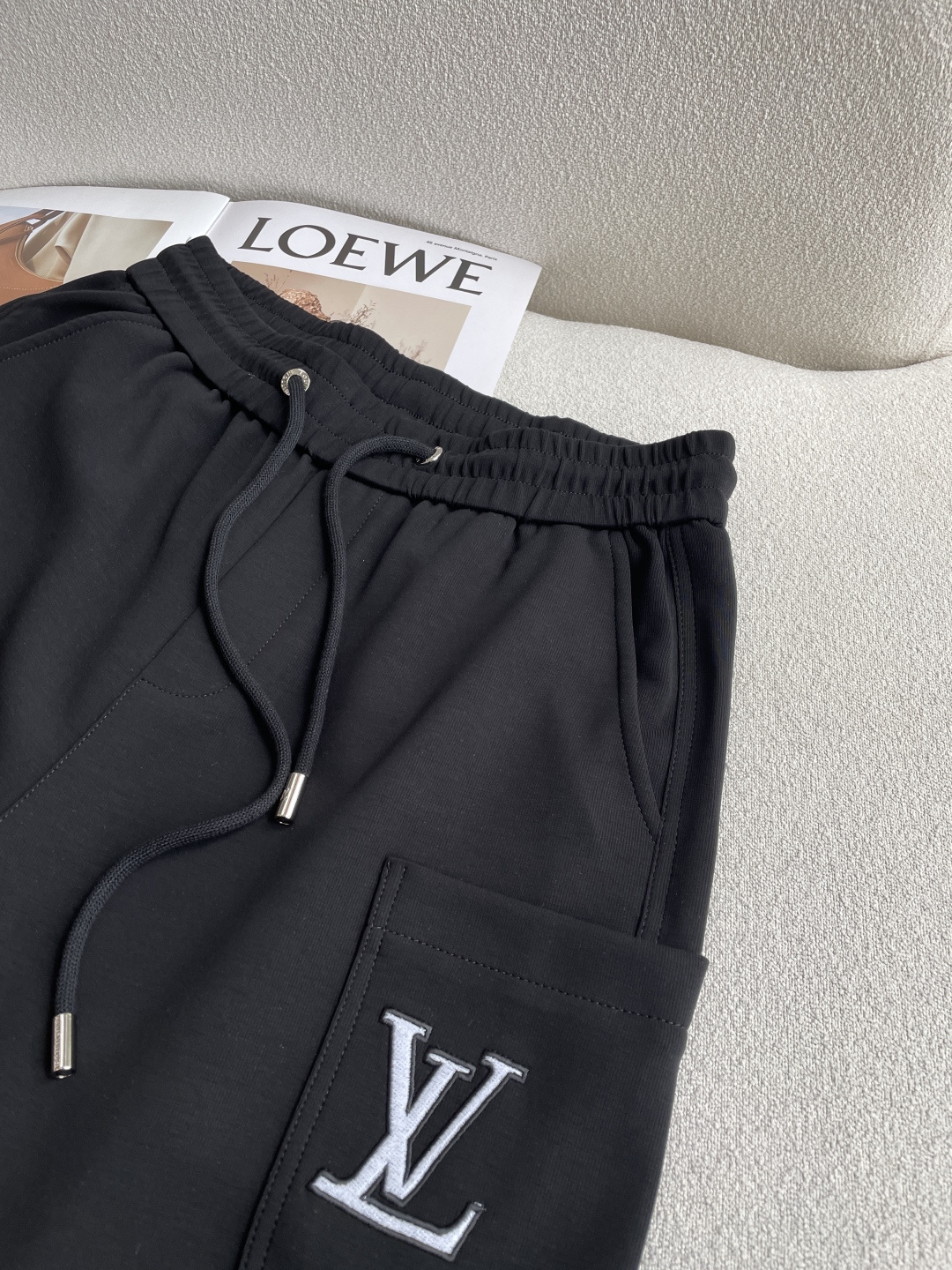 Lv 2026春夏 最新休闲裤 潮人必备 版型超赞，能很好的修复各种腿型，非常个性！柔软排汗，舒适度极高
