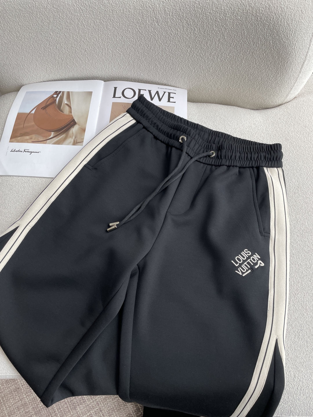 Lv 2026春夏 最新休闲裤 潮人必备 版型超赞，能很好的修复各种腿型，非常个性！柔软排汗，舒适度极高
