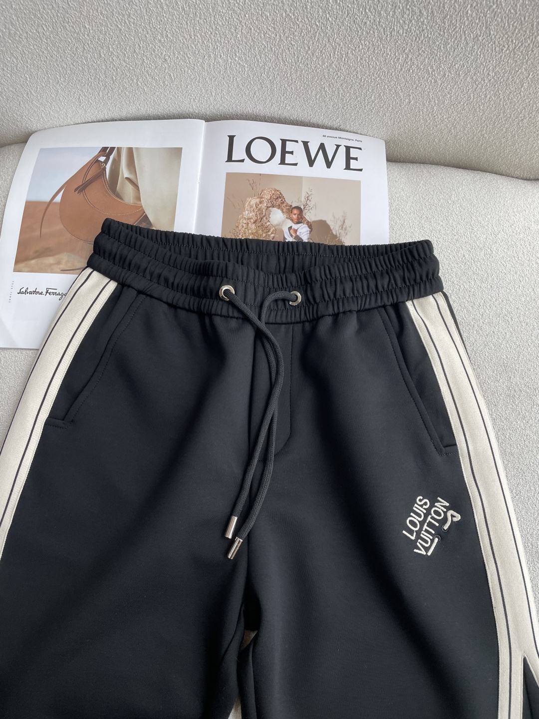 Lv 2026春夏 最新休闲裤 潮人必备 版型超赞，能很好的修复各种腿型，非常个性！柔软排汗，舒适度极高