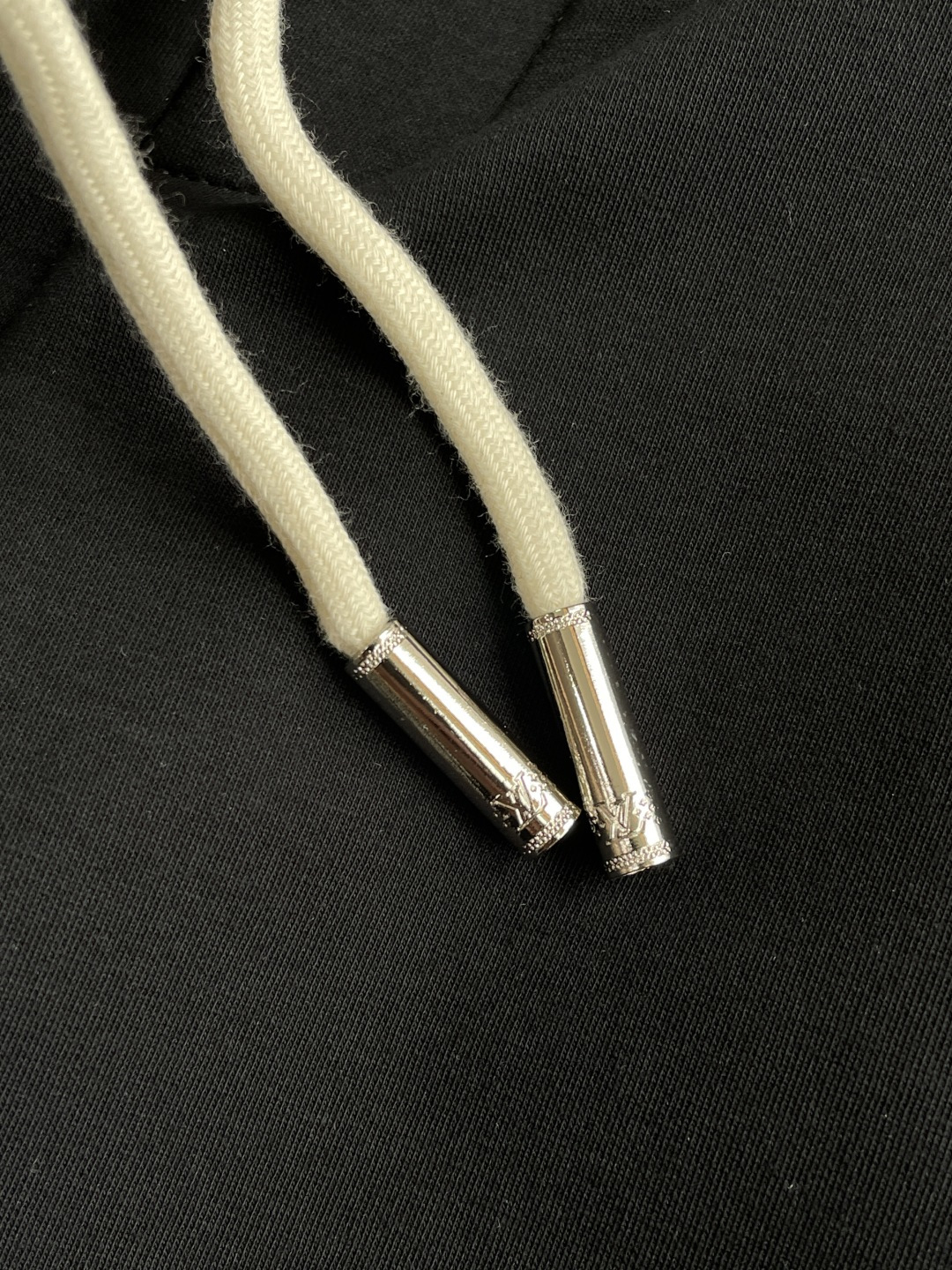Lv 2026春夏 最新休闲裤 潮人必备 版型超赞，能很好的修复各种腿型，非常个性！柔软排汗，舒适度极高