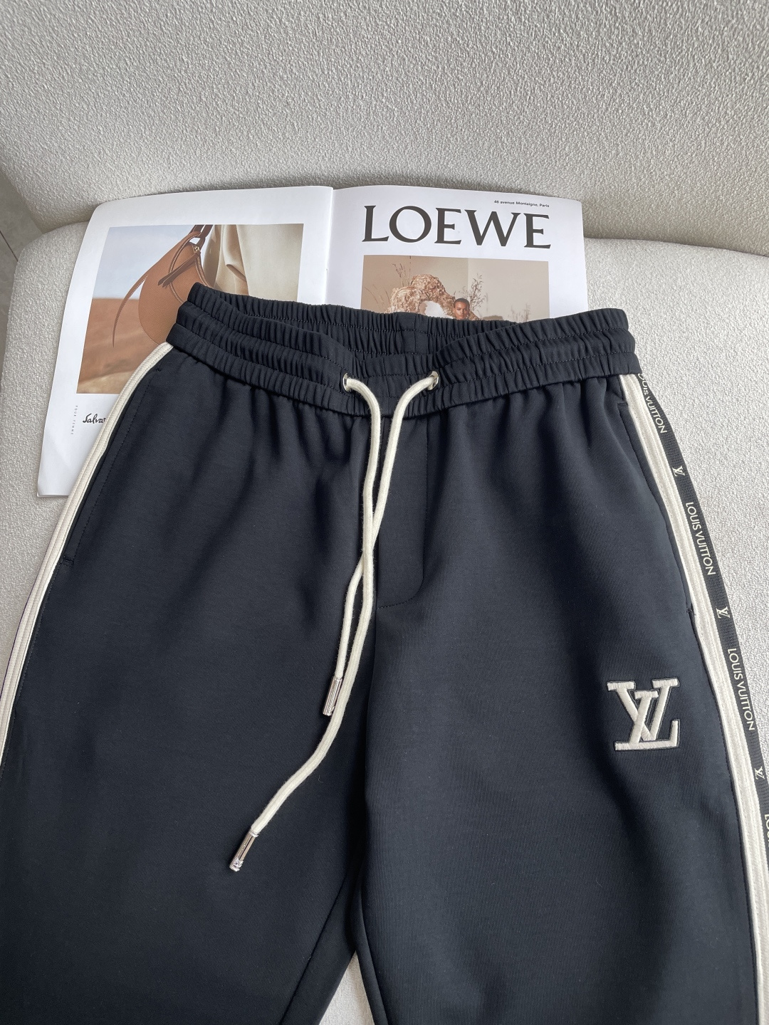 Lv 2026春夏 最新休闲裤 潮人必备 版型超赞，能很好的修复各种腿型，非常个性！柔软排汗，舒适度极高