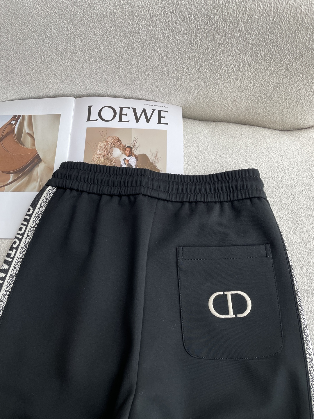 Dior 2026春夏 最新休闲裤 潮人必备 版型超赞，能很好的修复各种腿型，非常个性！柔软排汗，舒适度