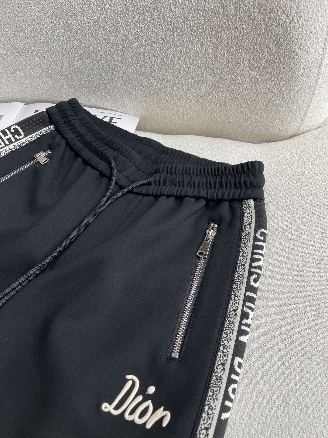 Dior 2026春夏 最新休闲裤 潮人必备 版型超赞，能很好的修复各种腿型，非常个性！柔软排汗，舒适度