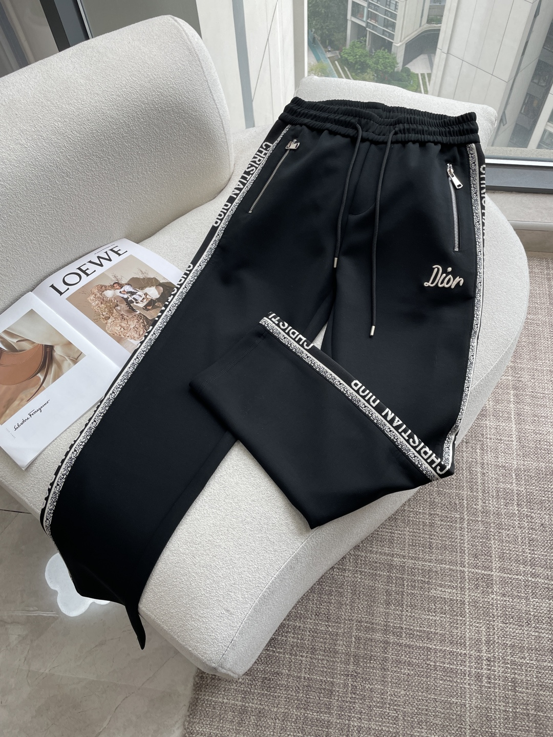 Dior 2026春夏 最新休闲裤 潮人必备 版型超赞，能很好的修复各种腿型，非常个性！柔软排汗，舒适度