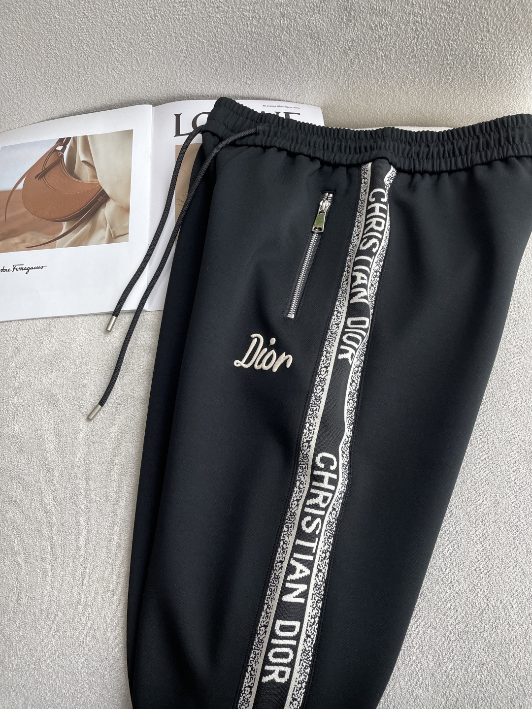 Dior 2026春夏 最新休闲裤 潮人必备 版型超赞，能很好的修复各种腿型，非常个性！柔软排汗，舒适度