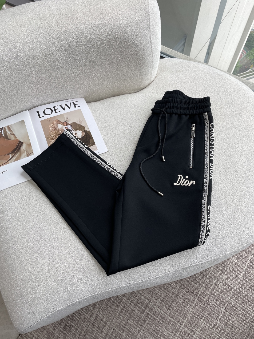Dior 2026春夏 最新休闲裤 潮人必备 版型超赞，能很好的修复各种腿型，非常个性！柔软排汗，舒适度