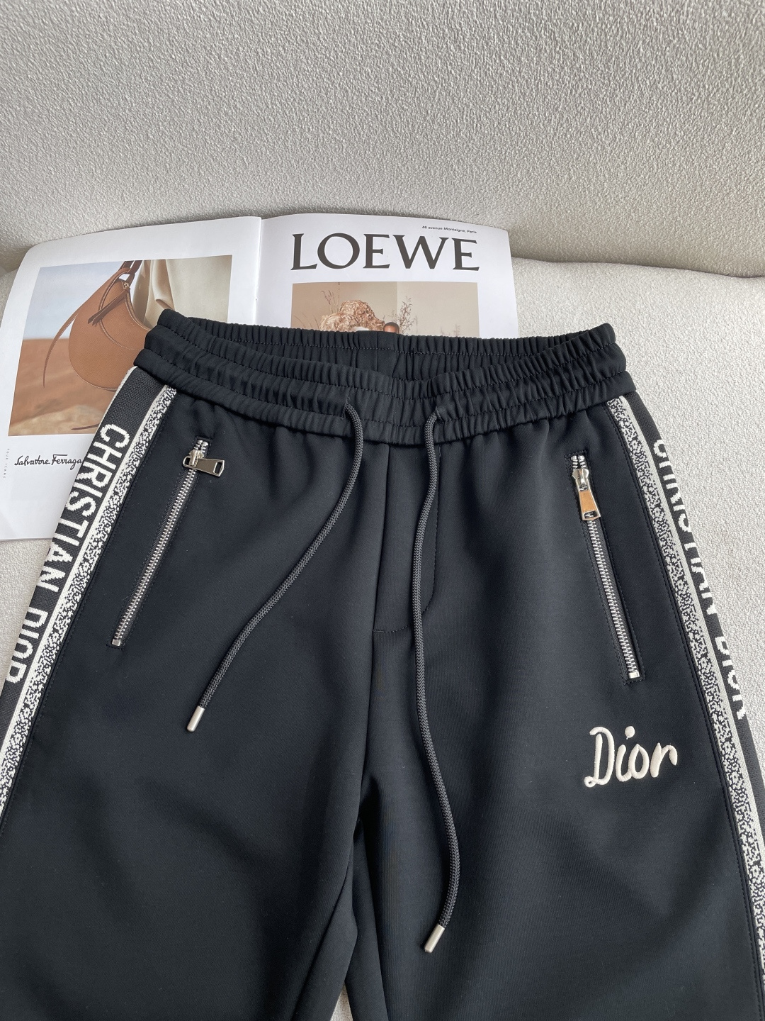 Dior 2026春夏 最新休闲裤 潮人必备 版型超赞，能很好的修复各种腿型，非常个性！柔软排汗，舒适度
