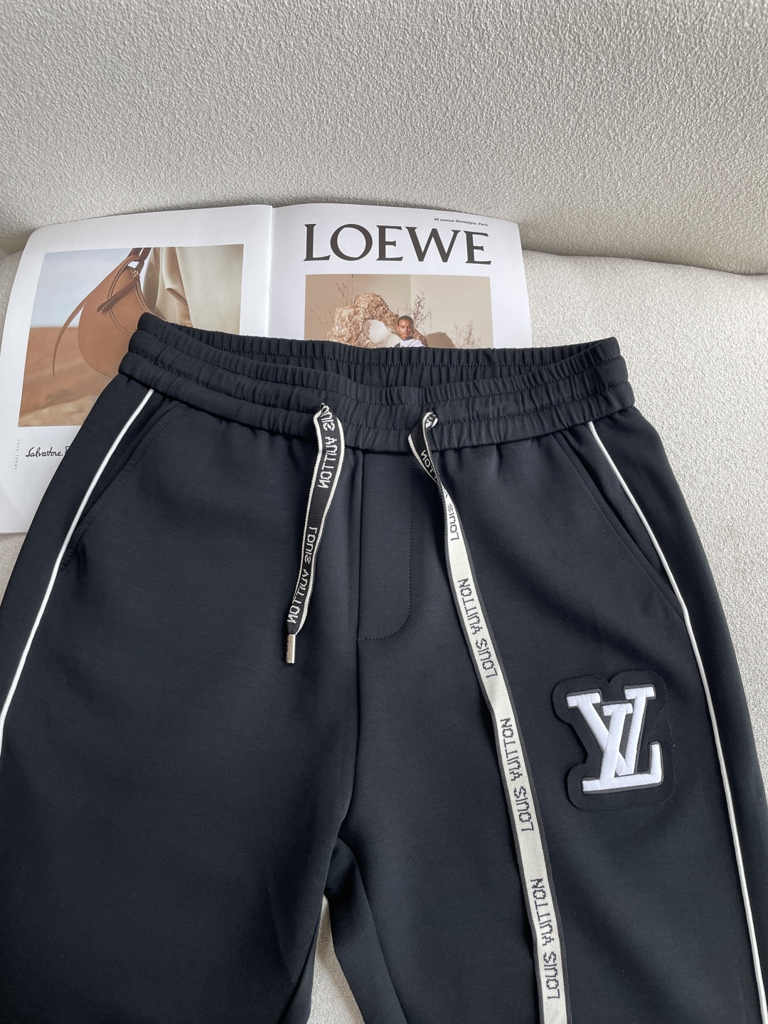 Lv 2026春夏 最新休闲裤 潮人必备 版型超赞，能很好的修复各种腿型，非常个性！柔软排汗，舒适度极高