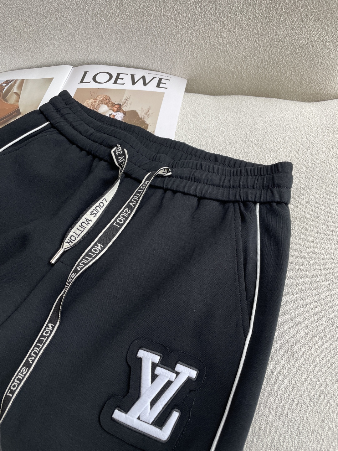 Lv 2026春夏 最新休闲裤 潮人必备 版型超赞，能很好的修复各种腿型，非常个性！柔软排汗，舒适度极高